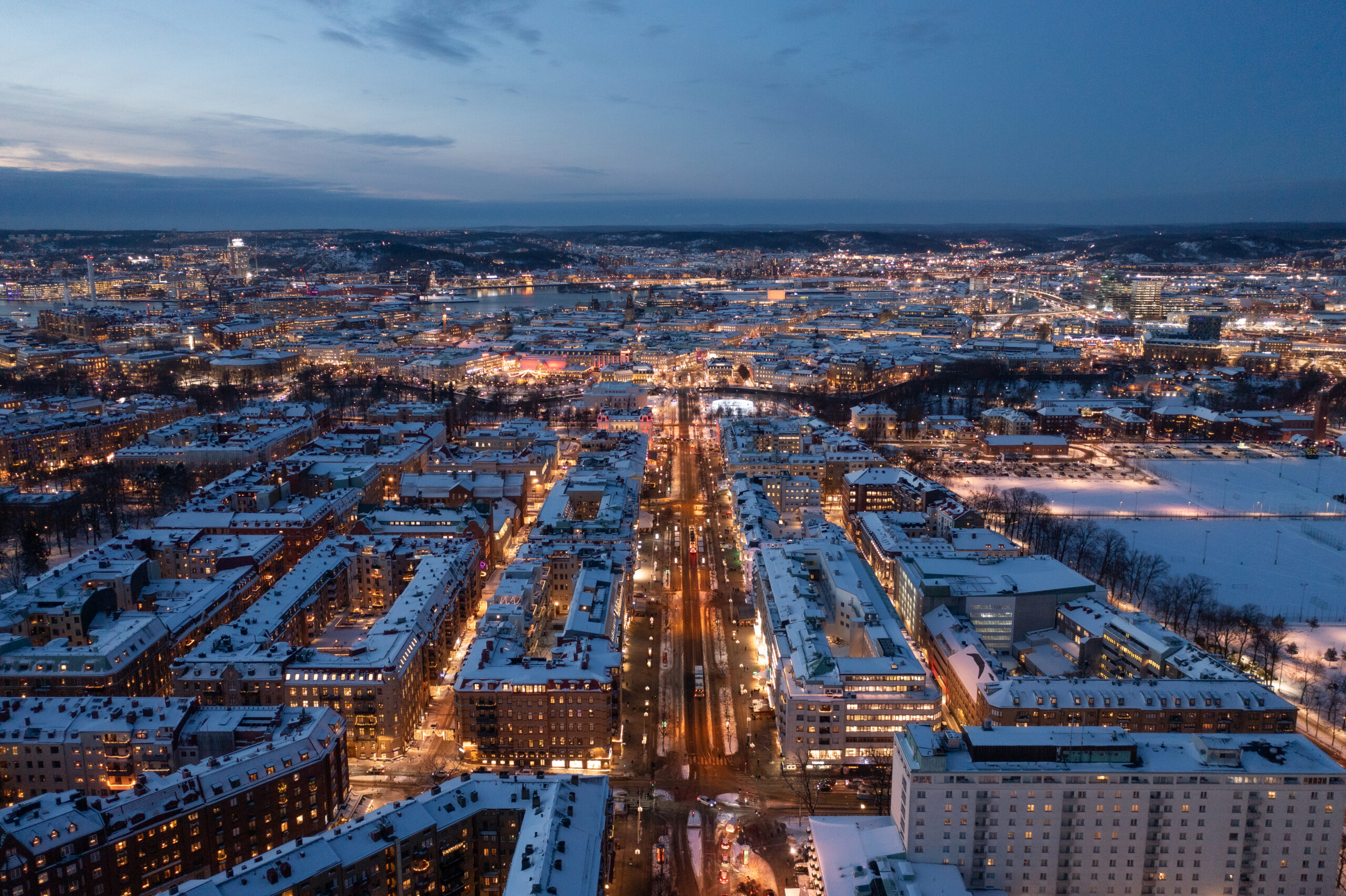 Drönarvy över en snötäckt Avenygata och takåsar i Göteborg