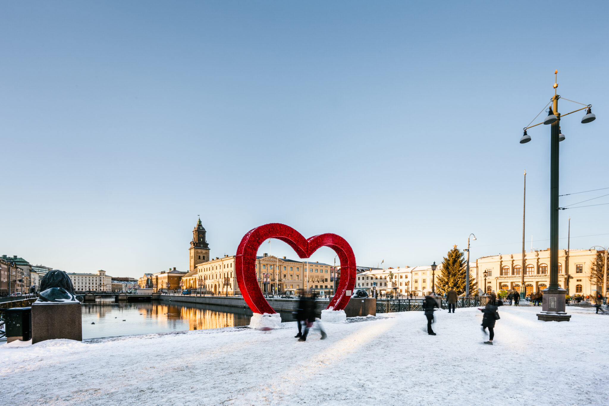 Snöklädd gata vid Brunnsparken i med ett stort rött Hjärta som står vid Lejontrappan framför kanalen i Göteborg
