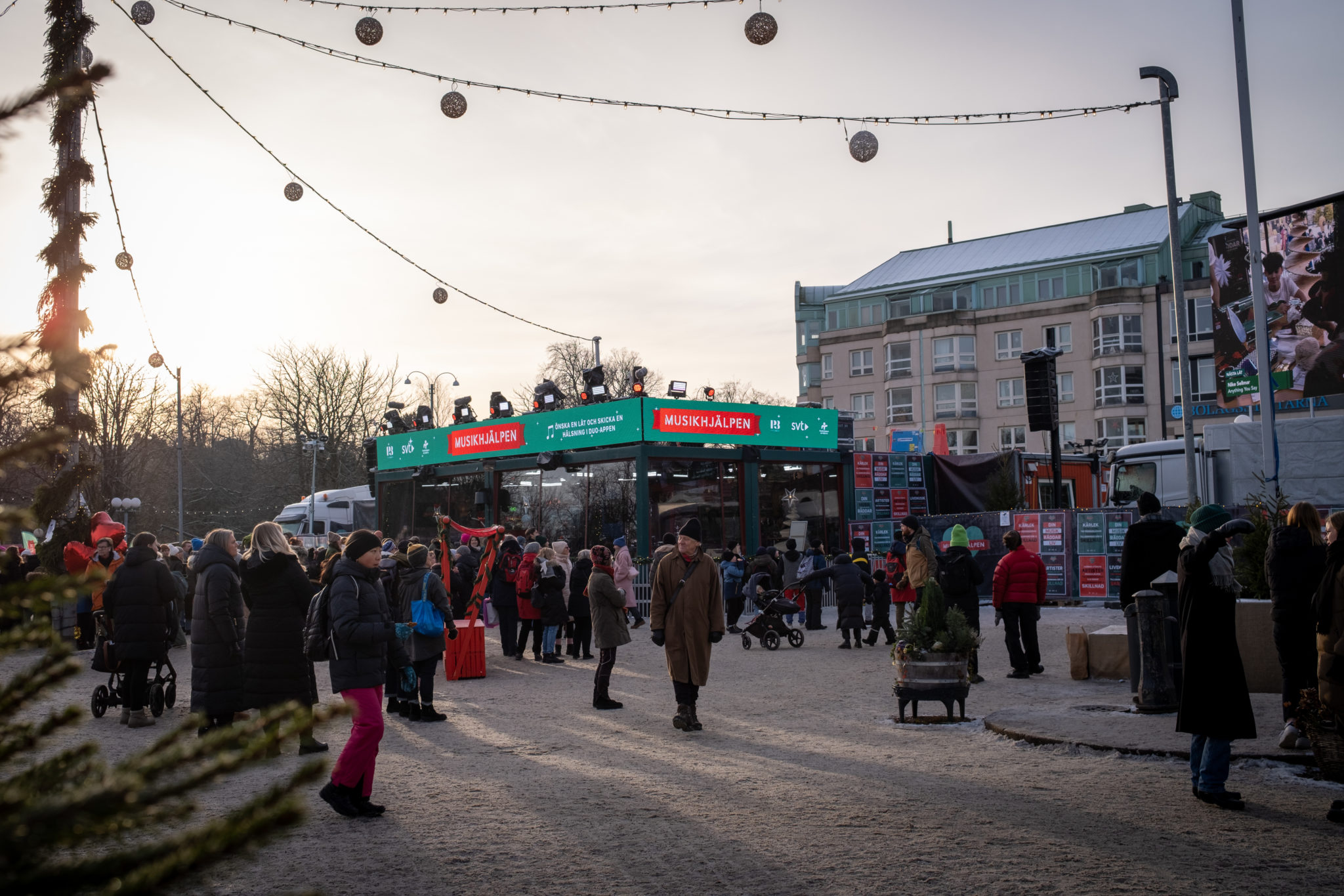 Glasburen för Musikhjälpen står på Kungstorget i Göteborg, vinterklädda människor går runt på torget