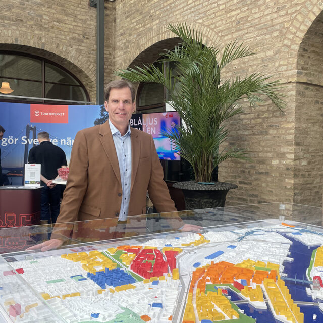 Fredrik Davidsson står vid ett bord som visar en karta.